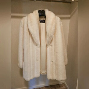 NWOT Monterey Fashions White Fur Size Medium